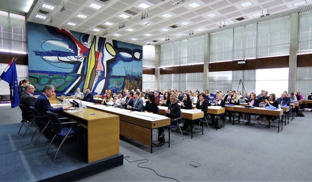 U Ministarstvu turizma održano je danas svečano potpisivanje dvadeset ugovora o dodjeli bespovratnih sredstava ukupne vrijednosti 31 milijun kuna u sklopu natječaja “Turizmom do posla”.