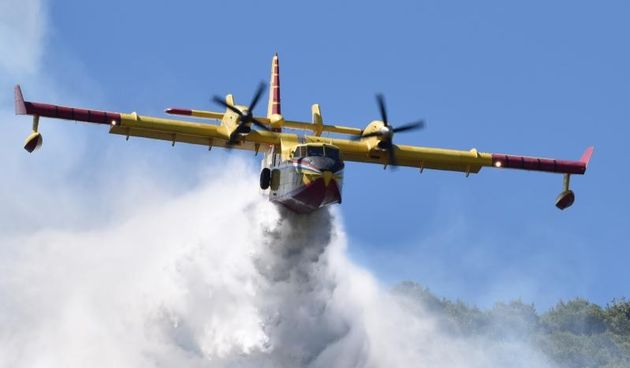 Veliki sumski pozar na brdu Jelinjak iznad Grebastice uz kopnene snage gase i kanaderi. Photo: Hrvoje Jelavic/PIXSELL