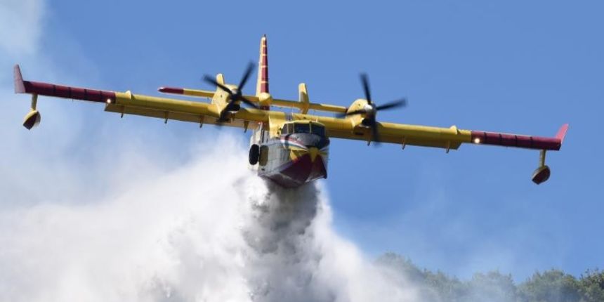 Veliki sumski pozar na brdu Jelinjak iznad Grebastice uz kopnene snage gase i kanaderi. Photo: Hrvoje Jelavic/PIXSELL Veliki sumski pozar na brdu Jelinjak iznad Grebastice uz kopnene snage gase i kanaderi. Photo: Hrvoje Jelavic/PIXSELL