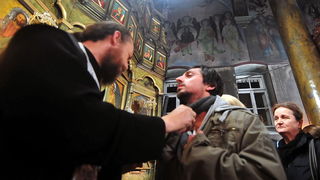 Skopje, 080412.
Nesvakidasnji fenomen prociscavanja fresaka poceo se dogadjati u unutrasnjosti poznate skopske crkve Sveti Velikomucenik Dimitrija. Freske u unutrasnjosti crkve, na kojima se godinama talozio dim od izgorjelih svijeca koje su palili vjerni Skopje, 080412.
Nesvakidasnji fenomen prociscavanja fresaka poceo se dogadjati u unutrasnjosti poznate skopske crkve Sveti Velikomucenik Dimitrija. Freske u unutrasnjosti crkve, na kojima se godinama talozio dim od izgorjelih svijeca koje su palili vjerni