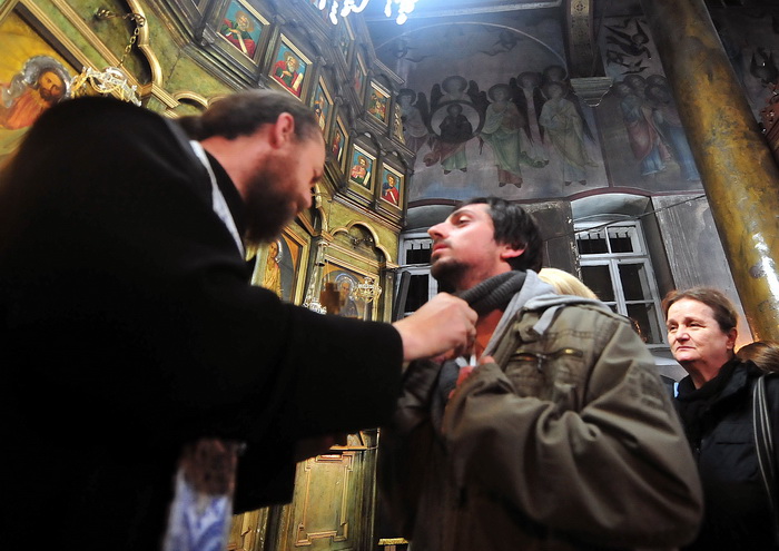 Skopje, 080412.
Nesvakidasnji fenomen prociscavanja fresaka poceo se dogadjati u unutrasnjosti poznate skopske crkve Sveti Velikomucenik Dimitrija. Freske u unutrasnjosti crkve, na kojima se godinama talozio dim od izgorjelih svijeca koje su palili vjerni Skopje, 080412.
Nesvakidasnji fenomen prociscavanja fresaka poceo se dogadjati u unutrasnjosti poznate skopske crkve Sveti Velikomucenik Dimitrija. Freske u unutrasnjosti crkve, na kojima se godinama talozio dim od izgorjelih svijeca koje su palili vjerni