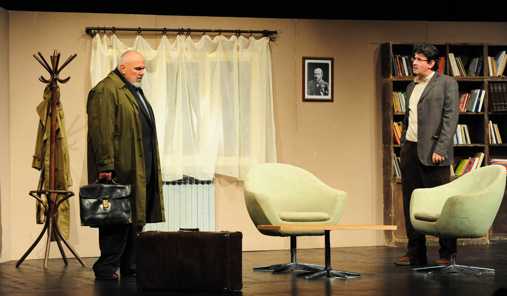 Zadar, 19.10.2012. snimio: Nenad Marčev
komedija
D. Kovačević: PROFESIONALAC ili Tužna komedija po Luki,
Kazališna družina ”Glumci u Zagvozdu” &
SATIRIČKO KAZALIŠTE KEREMPUH
redatelj: Bogdan Diklić
igraju: D. Ljuština, V. Mlikota,
A. Zadar, 19.10.2012. snimio: Nenad Marčev
komedija
D. Kovačević: PROFESIONALAC ili Tužna komedija po Luki,
Kazališna družina ”Glumci u Zagvozdu” &
SATIRIČKO KAZALIŠTE KEREMPUH
redatelj: Bogdan Diklić
igraju: D. Ljuština, V. Mlikota,
A.