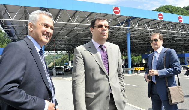 Macelj, 020711.
Na novom info punktu HAK-a na granicnom prijelazu Macelj, potpisan je ugovor o suradnji Ministarstva turizma i Hrvatskog autokluba (HAK) za turisticku sezonu 2011. Ugovor su potpisali ministar turizma Damir Bajs i Zvonko Smuk, glavni tajni