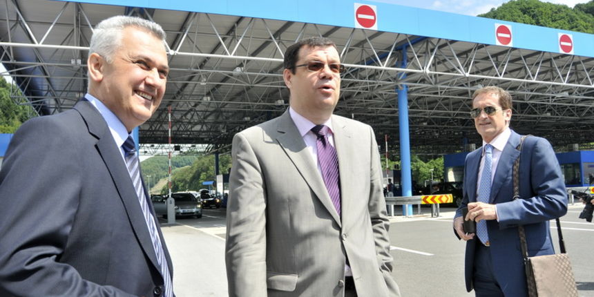 Macelj, 020711.
Na novom info punktu HAK-a na granicnom prijelazu Macelj, potpisan je ugovor o suradnji Ministarstva turizma i Hrvatskog autokluba (HAK) za turisticku sezonu 2011. Ugovor su potpisali ministar turizma Damir Bajs i Zvonko Smuk, glavni tajni Macelj, 020711.
Na novom info punktu HAK-a na granicnom prijelazu Macelj, potpisan je ugovor o suradnji Ministarstva turizma i Hrvatskog autokluba (HAK) za turisticku sezonu 2011. Ugovor su potpisali ministar turizma Damir Bajs i Zvonko Smuk, glavni tajni