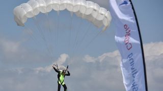 zadar – Povodom Dana zupanije na rivi je odrzan dio najavljenog aero mitinga. Padobranci Aerokluba Zadar izveli su skokove na Pozdravu suncu, dok je dio letackog programa oruzanih snaga otkazan. Photo: Dino Stanin/PIXSELL