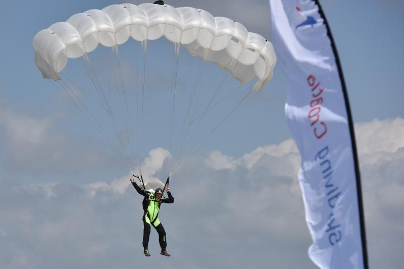 zadar – Povodom Dana zupanije na rivi je odrzan dio najavljenog aero mitinga. Padobranci Aerokluba Zadar izveli su skokove na Pozdravu suncu, dok je dio letackog programa oruzanih snaga otkazan. Photo: Dino Stanin/PIXSELL