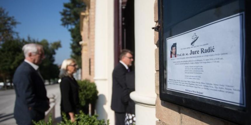 Na groblju Mirogoj odrzan je ispracaj Jure Radica nekadasnjeg predstojnika Ureda predsjednika Republike, sveucilisnog profesora, ministra obnove i razvitka te predsjednika uprave IGH. Photo: Davor Puklavec/PIXSELL Na groblju Mirogoj odrzan je ispracaj Jure Radica nekadasnjeg predstojnika Ureda predsjednika Republike, sveucilisnog profesora, ministra obnove i razvitka te predsjednika uprave IGH. Photo: Davor Puklavec/PIXSELL