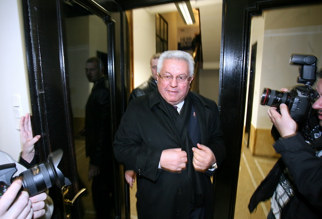 Zagreb, 040110.
Nakon jucerasnjeg istupa Ive Sanadera u javnosti i najavi povratka u politiku zbog nezadovoljstva vodjenjem HDZ-a, Jadranka Kosor odrzala je danas sastanak sa predsjednistvom HDZ-a, na kojem je sa vecinom glasova za odluceno da se Sanadera