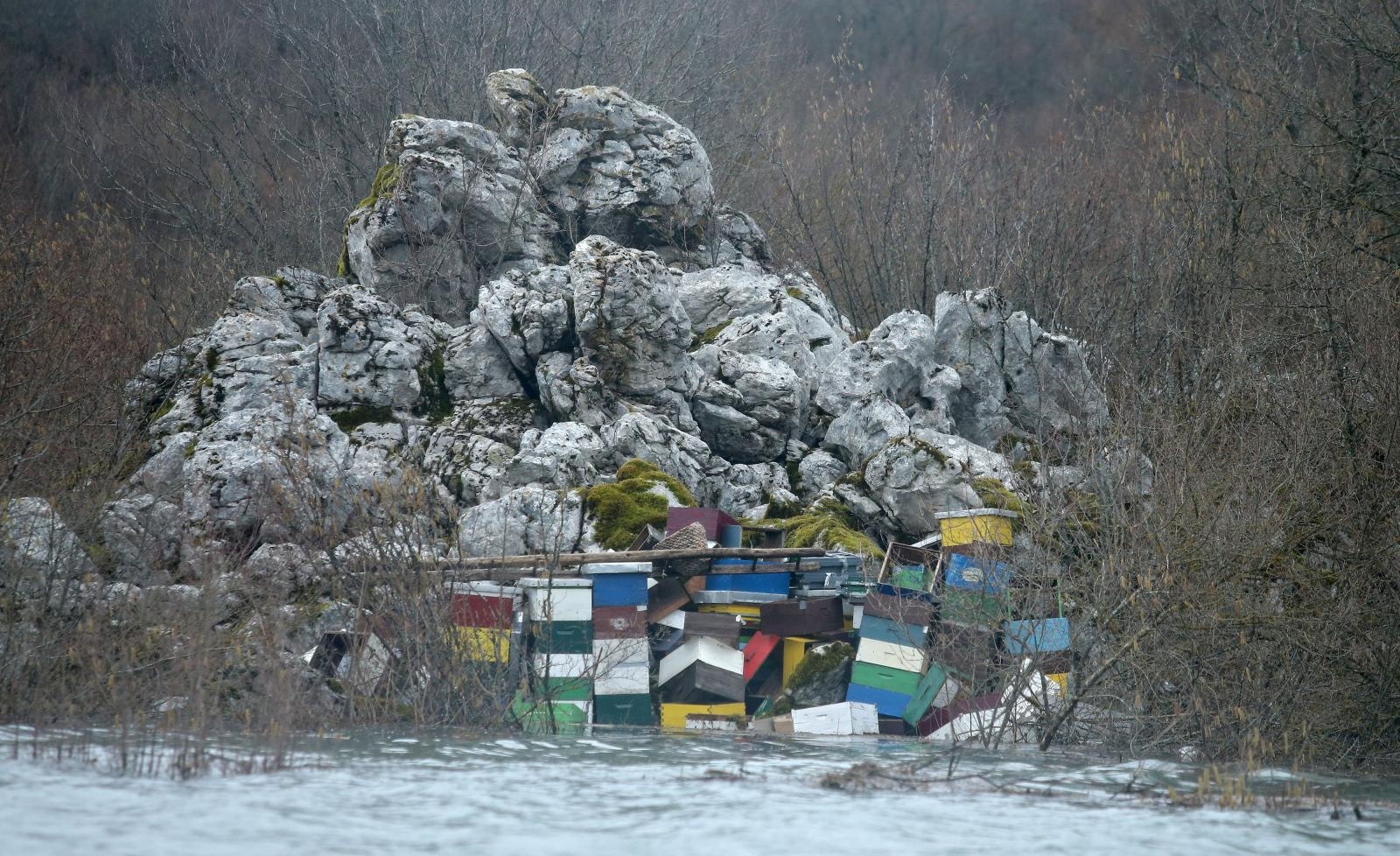 Na području Kosinja proglašeno izvanredno stanje obrane od poplava Na području Kosinja proglašeno izvanredno stanje obrane od poplava