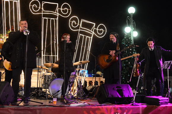 Advent u Zadru: Pavel raspjevao i rasplesao Zadrane na Trgu Petra Zoranića. Foto: Iva Perinčić Advent u Zadru: Pavel raspjevao i rasplesao Zadrane na Trgu Petra Zoranića. Foto: Iva Perinčić
