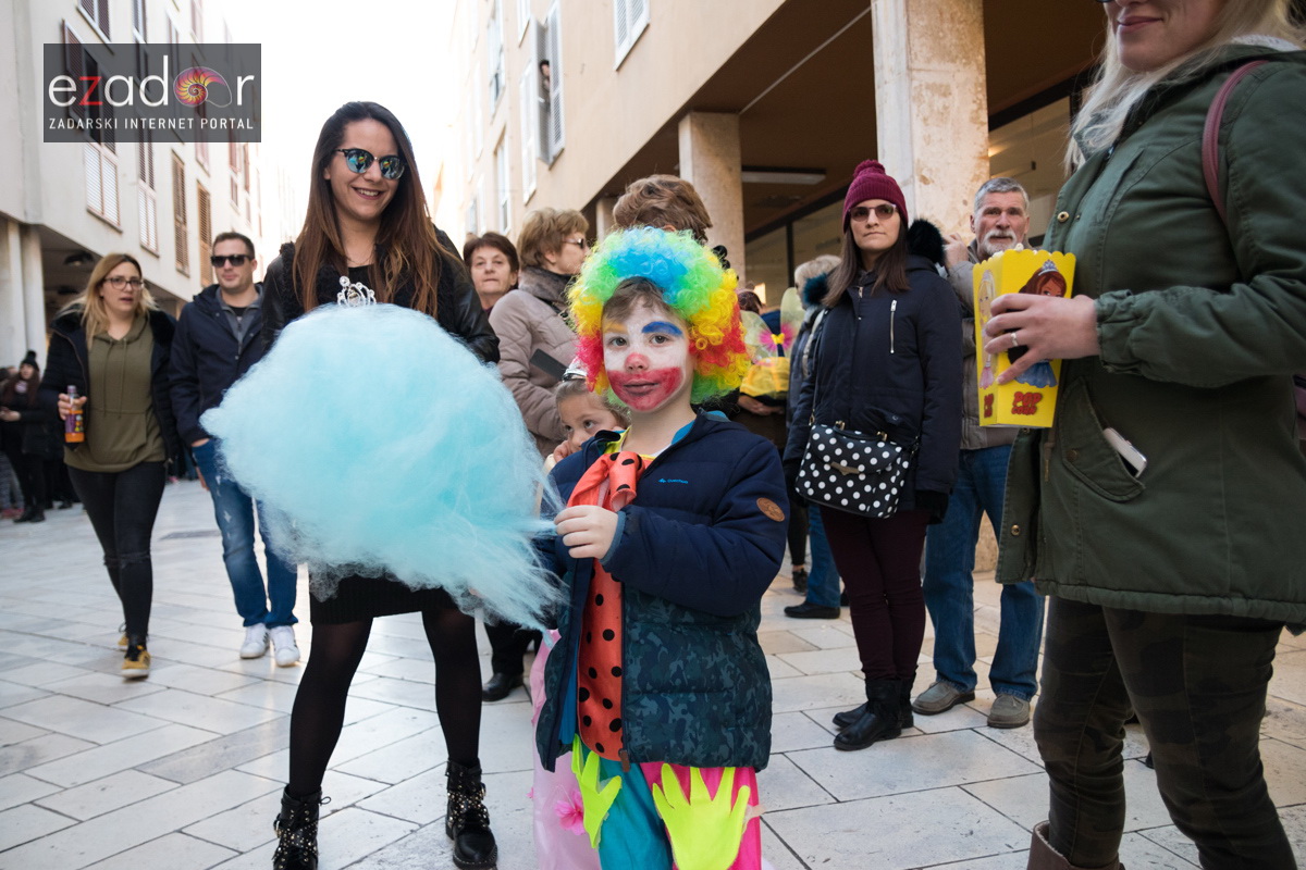 Zadarski karneval 2018: Povorka maškaranih skupina od Gradskih vrata preko Foruma do Narodnog trga Zadarski karneval 2018: Povorka maškaranih skupina od Gradskih vrata preko Foruma do Narodnog trga