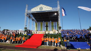 Zadar, 080510.
Zadar je domacin Susreta katolicke mladezi 2010. 
Susret ce trajati dva dana a u njemu ce sudjelovati preko 30.000 mladih iz Hrvatske i svijeta. 
Na slici: misa u sportskom centru Visnjik.
Foto: Vladimir Ivanov  / CROPIX