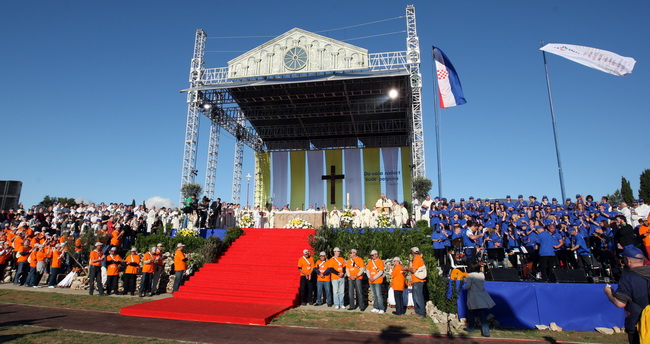 Zadar, 080510.
Zadar je domacin Susreta katolicke mladezi 2010. 
Susret ce trajati dva dana a u njemu ce sudjelovati preko 30.000 mladih iz Hrvatske i svijeta. 
Na slici: misa u sportskom centru Visnjik.
Foto: Vladimir Ivanov  / CROPIX