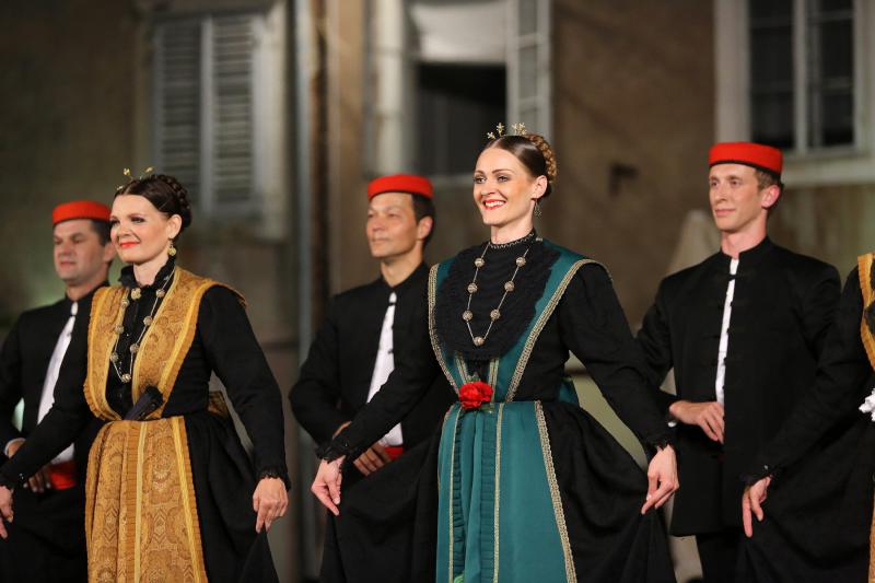 18.07.2013., Zadar – Na Poljani Sime Budinica odrzan je koncert plesnog ansambla Lado gdje su gradjani, ali i mnogobrojni turisti, uzivali gledajuci ples u narodnim nosnjama. Photo: Filip Brala/PIXSELL Autor  Filip Brala/PIXSELL KLJUČNE RIJEČI  narodne