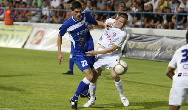 Zadar, 310711. 
Igraliste Stanovi.
Nogometna utakmica drugog kola 1. HNL, 
NK Zadar – NK Hajduk.  
Na slici: igrac Zadra (plavi) Antonio Mrsic i Marin Tomasov.
Foto: Jure Miskovic / CROPIX