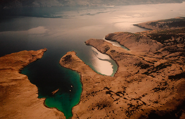Izložba fotografija Ive Pervana i Mladena Radolovića Mrlje u crkvi SV.Donata Izložba fotografija Ive Pervana i Mladena Radolovića Mrlje u crkvi SV.Donata