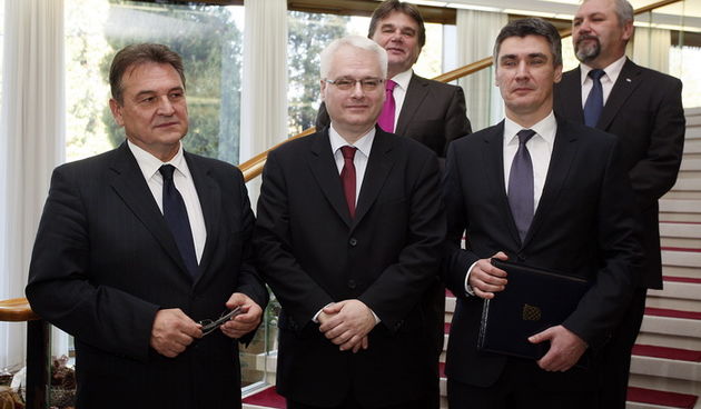 Zagreb, 141211.
Ured predsjednika.
Danas je predsjednik Ivo Josipovic primio clanove Kukuriku koalicije te je izbornom pobjedniku Zoranu Milanovicu dao mandat za sastav nove vlade.
Na slici: Radimir Cacic, Ivo Josipovic, Zoran Milanovic, iza Ivan Jakovcic