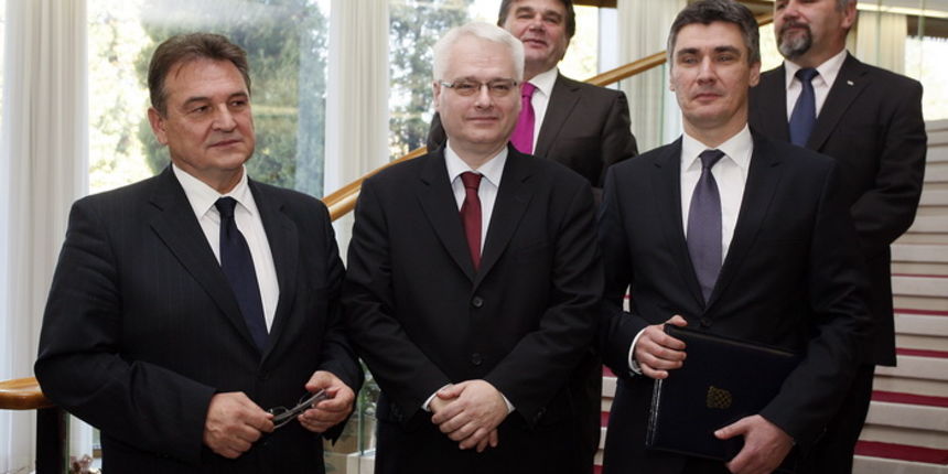 Zagreb, 141211.
Ured predsjednika.
Danas je predsjednik Ivo Josipovic primio clanove Kukuriku koalicije te je izbornom pobjedniku Zoranu Milanovicu dao mandat za sastav nove vlade.
Na slici: Radimir Cacic, Ivo Josipovic, Zoran Milanovic, iza Ivan Jakovcic