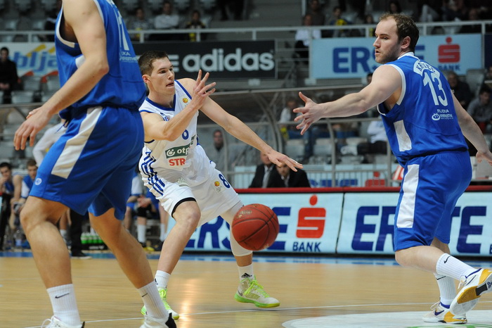 Zadar, 130413.
Dvorana Kresimira Cosica.
5. kolo A1 kosarkaske lige za prvaka izmedju KK Zadar i KK Kvarner.
Na fotografiji: detalj s utakmice; Olivari (8), Krivec (13).
Foto: Luka Gerlanc / CROPIX Zadar, 130413.
Dvorana Kresimira Cosica.
5. kolo A1 kosarkaske lige za prvaka izmedju KK Zadar i KK Kvarner.
Na fotografiji: detalj s utakmice; Olivari (8), Krivec (13).
Foto: Luka Gerlanc / CROPIX