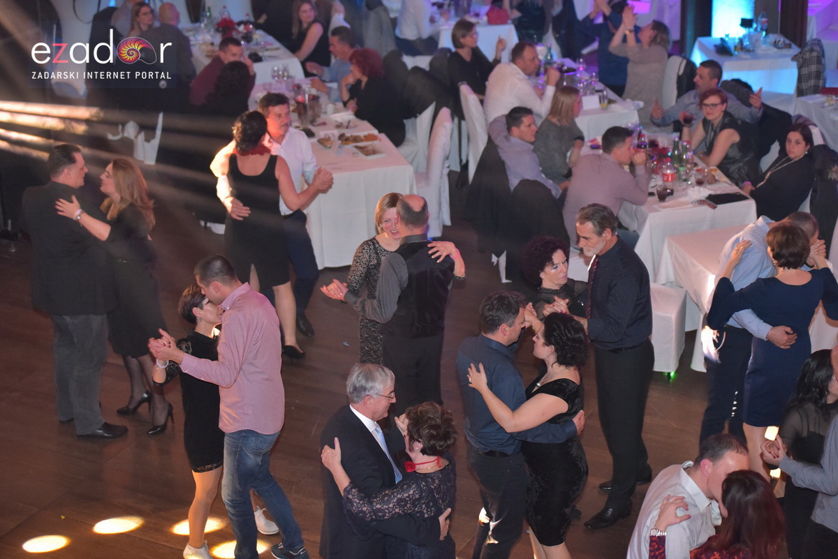 Tisuće Zadrana uživalo na krcatom Narodnom trgu i Tgu Petra Zoranića uz Tomislava Bralića i klapu Intrade Tisuće Zadrana uživalo na krcatom Narodnom trgu i Tgu Petra Zoranića uz Tomislava Bralića i klapu Intrade