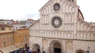 Zadar, 300110.
Pogreb zadarskog nadbiskupa Ivana Prendje u crkvi Svete Stosije.
Zadarski nadbiskup Ivan Prendja preminuo je iznenada  25. sijecnja 2010. godine u Zagrebu u 71. godini zivota, nakon 46 godina svecenistva i 20 godina biskupstva.
Misu odrzava