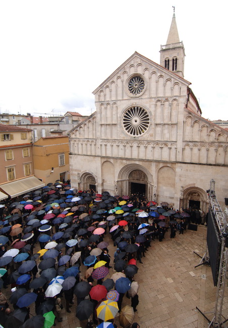Zadar, 300110.
Pogreb zadarskog nadbiskupa Ivana Prendje u crkvi Svete Stosije.
Zadarski nadbiskup Ivan Prendja preminuo je iznenada  25. sijecnja 2010. godine u Zagrebu u 71. godini zivota, nakon 46 godina svecenistva i 20 godina biskupstva.
Misu odrzava