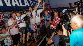 Veličanstven doček četvorice zadarskih Vatrenih od Gradskog mosta do Foruma