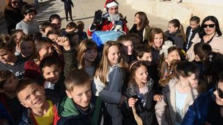 Djedice Mrazovi spustili se padobranom na Forum