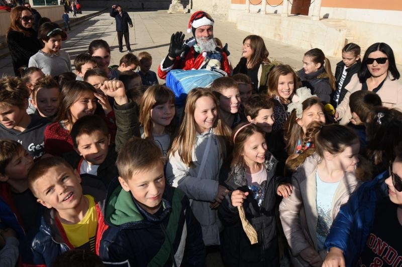 Djedice Mrazovi spustili se padobranom na Forum