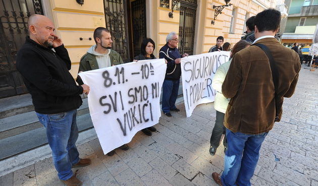 Zadar, 071112
Okupljanjem ispred zgrade zadarskog Opcinskog suda nastavio se prosvjed obitelji Vukic koja je zbog poreznog duga izgubila kucu u Arbanasima.
Na fotografiji: detalj s prosvjeda.
Foto: Luka Gerlanc / CROPIX