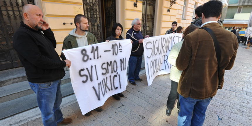 Zadar, 071112
Okupljanjem ispred zgrade zadarskog Opcinskog suda nastavio se prosvjed obitelji Vukic koja je zbog poreznog duga izgubila kucu u Arbanasima.
Na fotografiji: detalj s prosvjeda.
Foto: Luka Gerlanc / CROPIX
