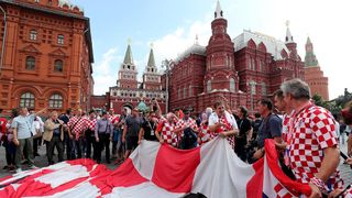 Hrvatski navijači u centru Moskve razvili divovsku zastavu Hrvatski navijači u centru Moskve razvili divovsku zastavu