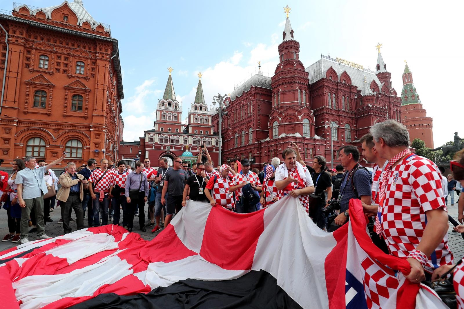 Hrvatski navijači u centru Moskve razvili divovsku zastavu Hrvatski navijači u centru Moskve razvili divovsku zastavu