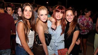 Na Stanovima se Kraljica mira slavi već preko 20 godina, a sinoćnjim misnim slavljem, procesijom i kasnije koncertom na školskom igralištu Stanarci su proslavili još jednu feštu. Koncert su održali grupa Dalmatico i Ivica Sikirić Ićo, foto: I. Perinčić Na Stanovima se Kraljica mira slavi već preko 20 godina, a sinoćnjim misnim slavljem, procesijom i kasnije koncertom na školskom igralištu Stanarci su proslavili još jednu feštu. Koncert su održali grupa Dalmatico i Ivica Sikirić Ićo, foto: I. Perinčić