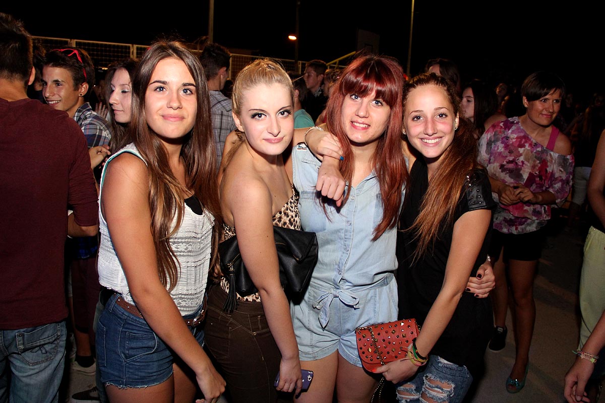 Na Stanovima se Kraljica mira slavi već preko 20 godina, a sinoćnjim misnim slavljem, procesijom i kasnije koncertom na školskom igralištu Stanarci su proslavili još jednu feštu. Koncert su održali grupa Dalmatico i Ivica Sikirić Ićo, foto: I. Perinčić Na Stanovima se Kraljica mira slavi već preko 20 godina, a sinoćnjim misnim slavljem, procesijom i kasnije koncertom na školskom igralištu Stanarci su proslavili još jednu feštu. Koncert su održali grupa Dalmatico i Ivica Sikirić Ićo, foto: I. Perinčić