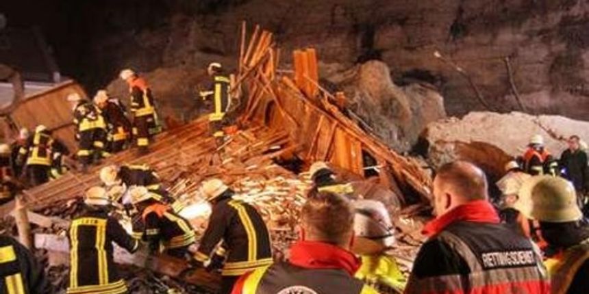 Bavarska – ogromna stijena urušila se na kuću i ubila oca i kćer (Foto: Bild) Bavarska – ogromna stijena urušila se na kuću i ubila oca i kćer (Foto: Bild)