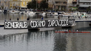 Zadar, 150411.
Uoci presude generalu Anti Gotovini na mostu u Zadru izvjesen je transparent s porukom – Generale cekamo zapovjed! Transparent je potpisan imenom navijecke skupine Tornado iz Zadra.
Foto: Jure Miskovic / CROPIX