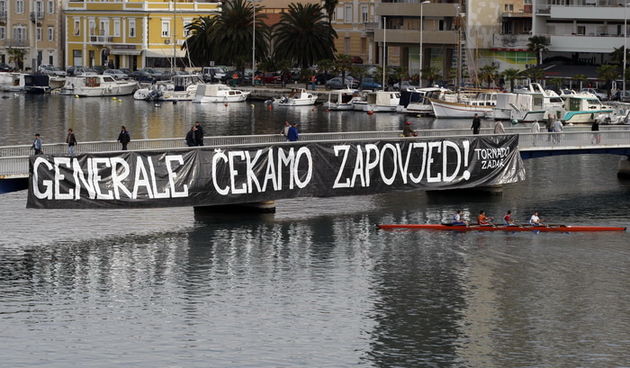Zadar, 150411.
Uoci presude generalu Anti Gotovini na mostu u Zadru izvjesen je transparent s porukom – Generale cekamo zapovjed! Transparent je potpisan imenom navijecke skupine Tornado iz Zadra.
Foto: Jure Miskovic / CROPIX