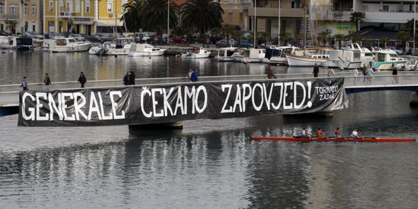 Zadar, 150411.
Uoci presude generalu Anti Gotovini na mostu u Zadru izvjesen je transparent s porukom – Generale cekamo zapovjed! Transparent je potpisan imenom navijecke skupine Tornado iz Zadra.
Foto: Jure Miskovic / CROPIX