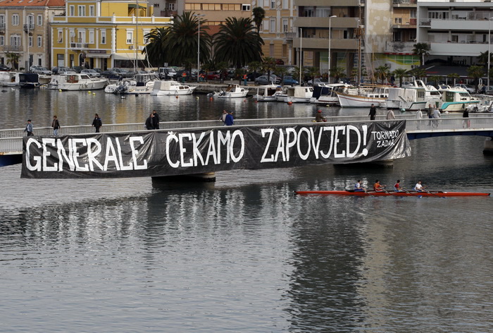 Zadar, 150411.
Uoci presude generalu Anti Gotovini na mostu u Zadru izvjesen je transparent s porukom – Generale cekamo zapovjed! Transparent je potpisan imenom navijecke skupine Tornado iz Zadra.
Foto: Jure Miskovic / CROPIX