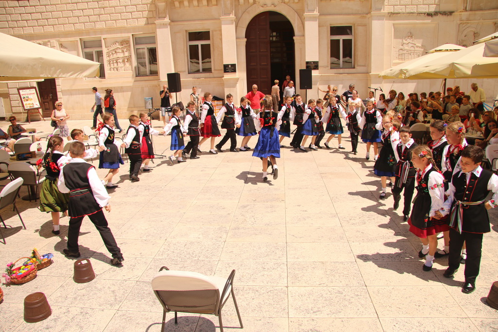 OŠ Zadarski otoci, učenici na Narodnom trgu