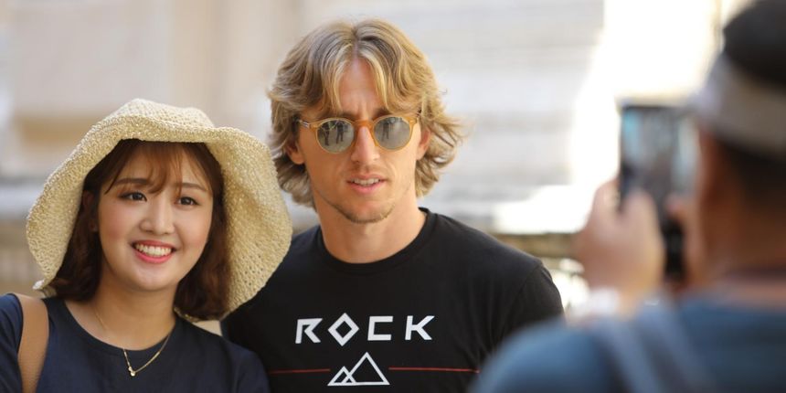 Luka Modrić bio na misi u katedrali, pa se poslije slikao i dijelio autograme obožavateljima Luka Modrić bio na misi u katedrali, pa se poslije slikao i dijelio autograme obožavateljima