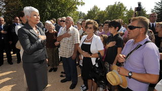Knin, 250911.
Postavljanje kamena temeljca za gradnju Pastoralnog centra Gospe velikog Hrvatskog krsnog zavjeta na prostoru bivse vojarne Senjak u Kninu
Na slici: premijerka Jadranka Kosor
Foto: Niksa Stipanicev / CROPIX Knin, 250911.
Postavljanje kamena temeljca za gradnju Pastoralnog centra Gospe velikog Hrvatskog krsnog zavjeta na prostoru bivse vojarne Senjak u Kninu
Na slici: premijerka Jadranka Kosor
Foto: Niksa Stipanicev / CROPIX
