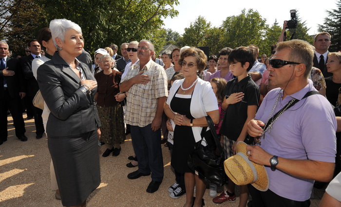 Knin, 250911.
Postavljanje kamena temeljca za gradnju Pastoralnog centra Gospe velikog Hrvatskog krsnog zavjeta na prostoru bivse vojarne Senjak u Kninu
Na slici: premijerka Jadranka Kosor
Foto: Niksa Stipanicev / CROPIX Knin, 250911.
Postavljanje kamena temeljca za gradnju Pastoralnog centra Gospe velikog Hrvatskog krsnog zavjeta na prostoru bivse vojarne Senjak u Kninu
Na slici: premijerka Jadranka Kosor
Foto: Niksa Stipanicev / CROPIX