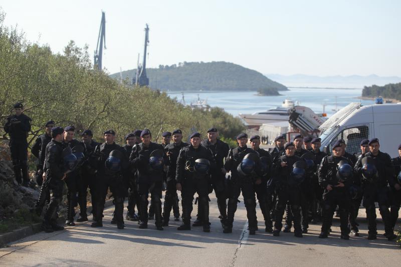 Radnicima škvera Nauta Lamjana interventna policija PU Zadarske onemogućila je pokušaj ulaska u škver u kojem se odvija stečajni postupak. Photo: Filip Brala/PIXSELL Radnicima škvera Nauta Lamjana interventna policija PU Zadarske onemogućila je pokušaj ulaska u škver u kojem se odvija stečajni postupak. Photo: Filip Brala/PIXSELL