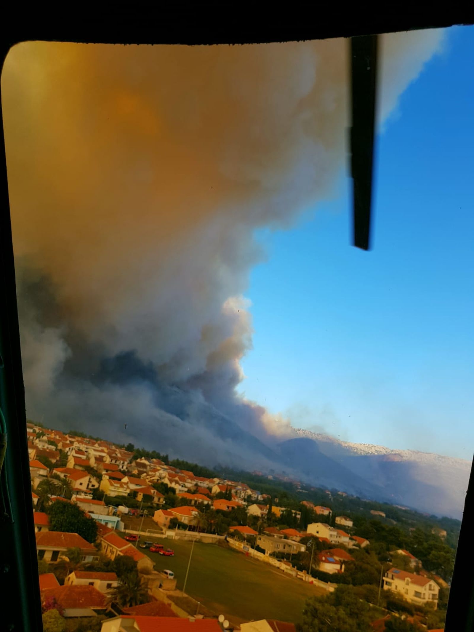 Zračne snage i vojnici gase veliki požar na Pelješcu