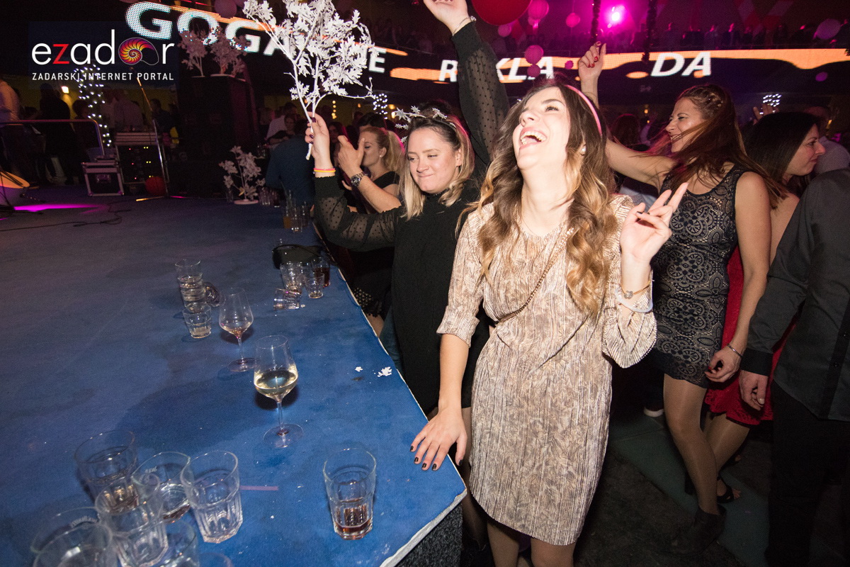 Ludnica u Saturnusu: Najbolji doček u svemiru i šire Ludnica u Saturnusu: Najbolji doček u svemiru i šire