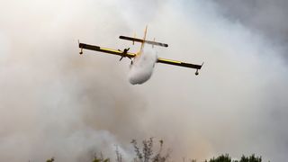 Lozovac: veliki požar zaprijetio kućama, kopnenim snagama pridružila se četiri kanadera Lozovac: veliki požar zaprijetio kućama, kopnenim snagama pridružila se četiri kanadera