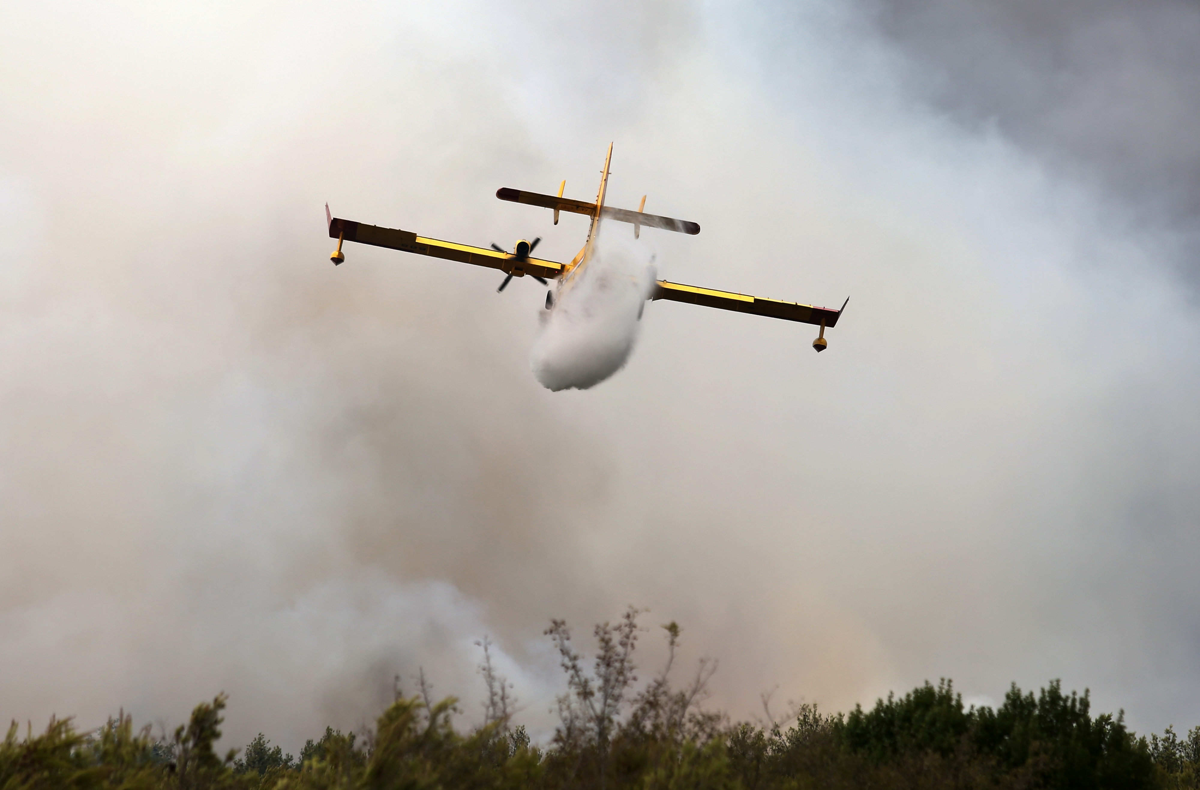 Lozovac: veliki požar zaprijetio kućama, kopnenim snagama pridružila se četiri kanadera Lozovac: veliki požar zaprijetio kućama, kopnenim snagama pridružila se četiri kanadera