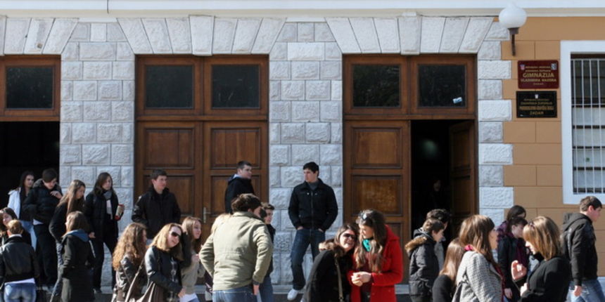 Zadar, 110310.
Zbog velikog broja izostanaka, Zadraska gimnazija Vladimir Nazor, pokrece program koji ucenike planira ” vratiti ” na nastavu.
Foto: Branislav Grgurovic / CROPIX Zadar, 110310.
Zbog velikog broja izostanaka, Zadraska gimnazija Vladimir Nazor, pokrece program koji ucenike planira ” vratiti ” na nastavu.
Foto: Branislav Grgurovic / CROPIX
